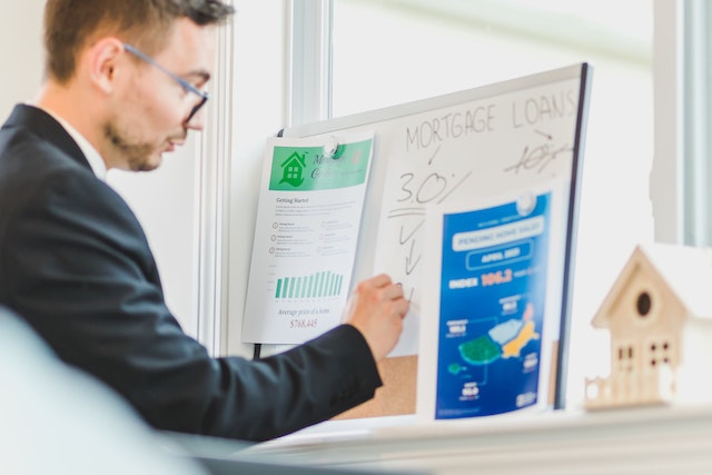 a%20mortgage%20broker%20writing%20down%20interest%20rates%20on%20a%20whiteboard